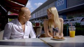  她在异国度过了一周，享受了一生中最美妙的性爱 