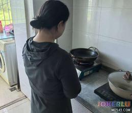  让姐姐给我吃好几天没洗的鸡吧把姐姐给恶心后操了她