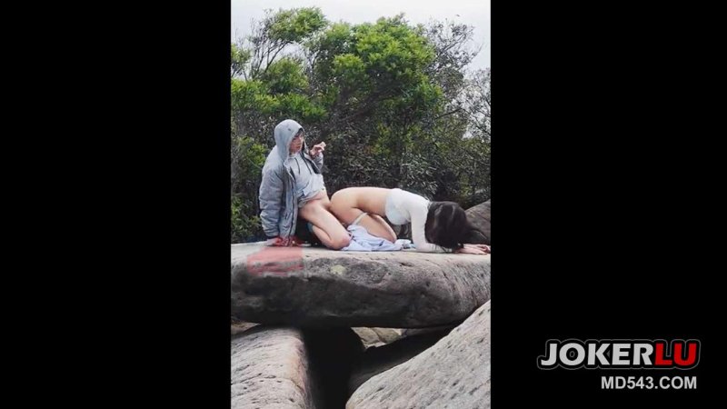  約到健身腹肌女推成功把她抓來一起雙人車上