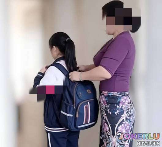  看一夜黄片早晨起来受不了送走我妹把我妈上了