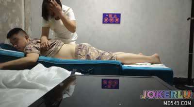  借按背之名直接爬上老板身上 燕姐