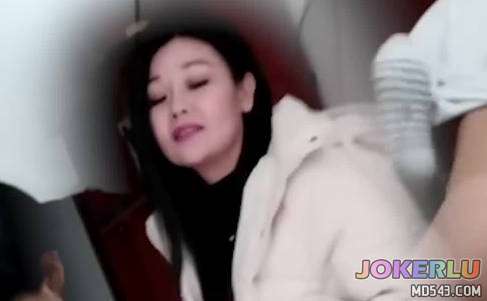  郊区的徐娘半老风韵美熟女 goporno